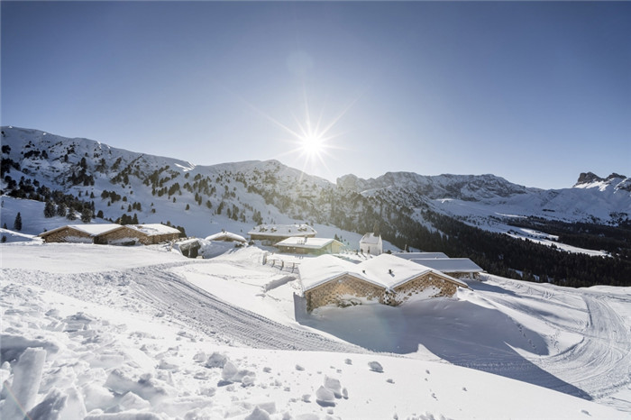 意大利雪山里的Zallinger現(xiàn)代木屋酒店設(shè)計案例 意大利雪山里的Zallinger現(xiàn)代木屋酒店設(shè)計案例