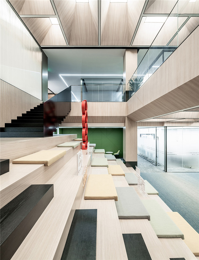 激發(fā)員工創(chuàng)造力的知名地產(chǎn)集團(tuán)總部辦公樓樓梯設(shè)計(jì) 激發(fā)員工創(chuàng)造力的知名地產(chǎn)集團(tuán)總部辦公樓樓梯設(shè)計(jì)