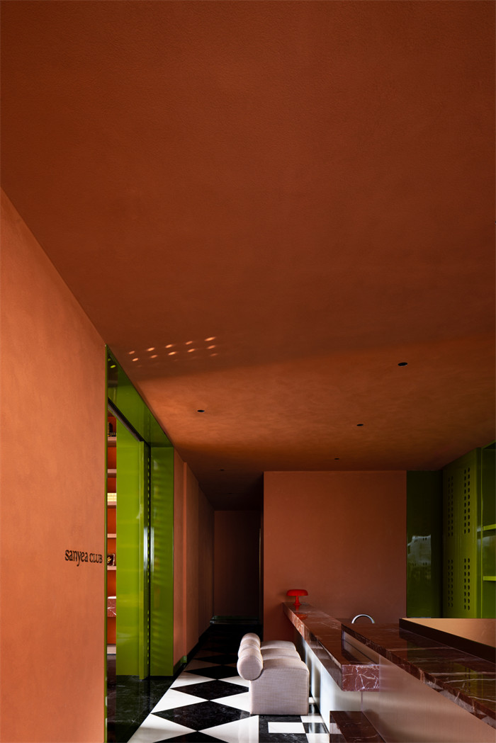 以色彩為主題的苫也·閱夕島民宿酒店設計